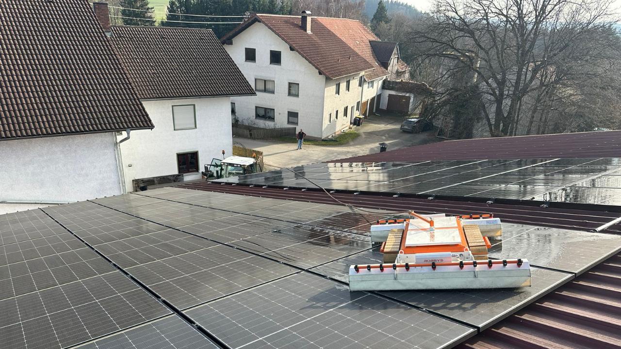 Robsys PV-Reinigungsroboter im Einsatz auf Solaranlage