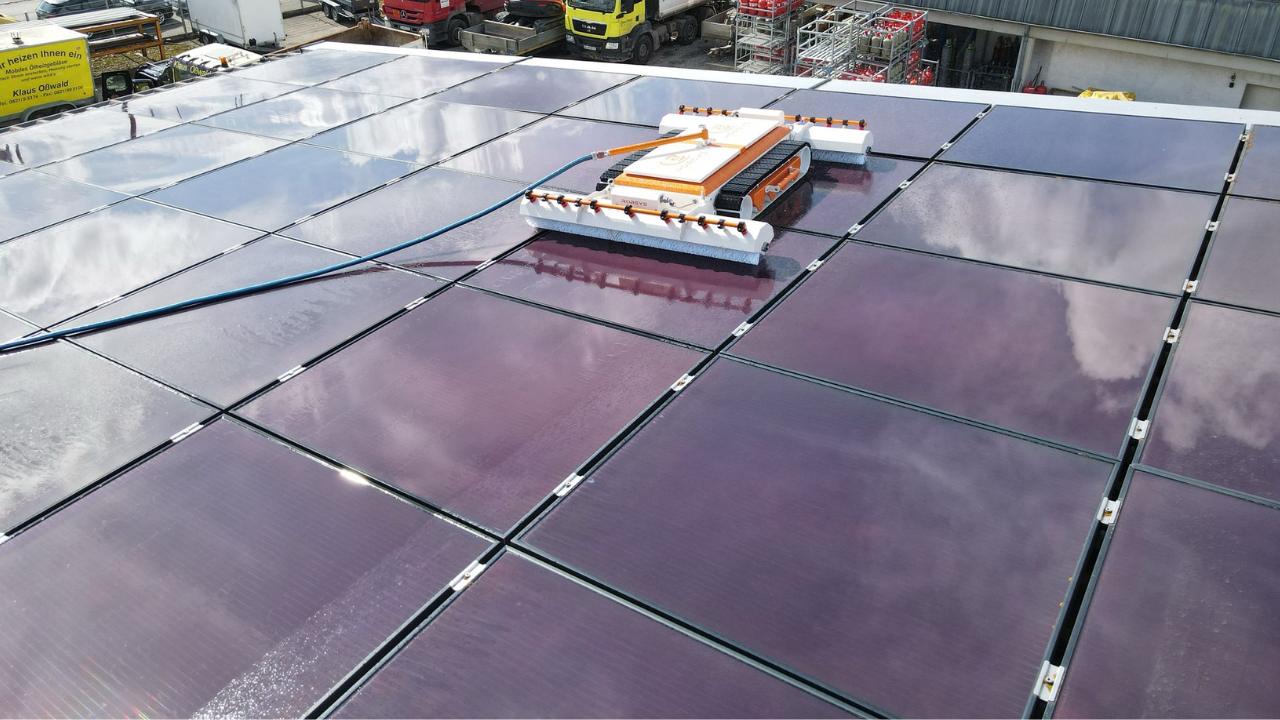 Robsys Reinigungsroboter bei der Arbeit auf Solarmodulen
