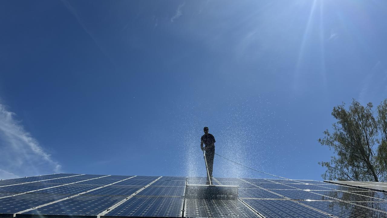 Solarreinigung mit Handbürste und Reinstwasser