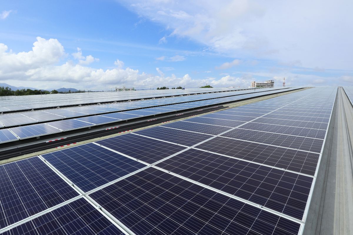 Gewerbliche Photovoltaikanlage wird professionell gereinigt